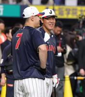 佐藤輝（左）と話す岡本（撮影・坂部計介）