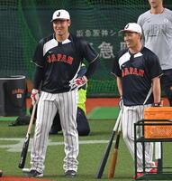 吉田（右）と談笑する岡本（撮影・飯室逸平）