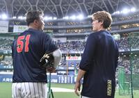 九里（右）と話す鈴木（撮影・中田匡峻）