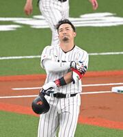 １回、凡退し、悔しがる鈴木（撮影・飯室逸平）