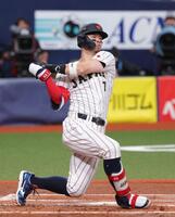 ２回、佐藤輝は空振り三振に倒れる（撮影・坂部計介）