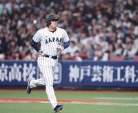 １回、左飛に倒れた大谷（撮影・中田匡峻）
