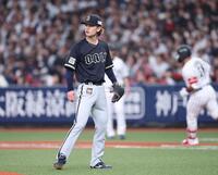 １回、鈴木（右）を打ち取る寺西（撮影・中田匡峻）