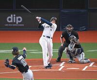 １回、左飛に倒れる大谷（撮影・飯室逸平）