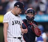 １回を投げ終えた菊池（左）に声をかける坂本（撮影・中田匡峻）