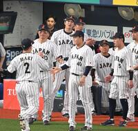 ベンチ前でナインを迎える（左から）森下、大谷（撮影・飯室逸平）