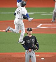 １回、大谷を打ち取るオリックス・寺西（撮影・飯室逸平）