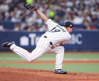 ６回、バランスを崩す菅野（撮影・中田匡峻）