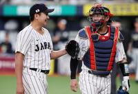 ７回を終え、若月と話しながらベンチに戻る菅野