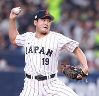 ６回、３番手で登板する菅野（撮影・中田匡峻）