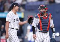 ７回を投げ終え、若月（右）とタッチを交わす菅野（撮影・中田匡峻）