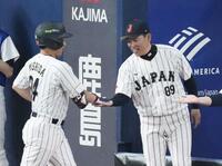 　５回、本塁打を放った吉田（左）を迎える井端監督