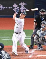 ５回、右翼席にソロ本塁打を放つ吉田