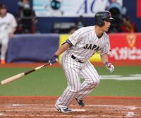 ７回、吉田は左前打を放つ（撮影・坂部計介）