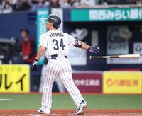 ５回、ライトへソロを放つ吉田（撮影・中田匡峻）