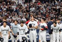 試合後、観客にあいさつする大谷（中央）らナイン