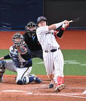 ９回、左翼線へ適時二塁打を放つ牧