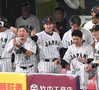 ５回、吉田のソロに沸く（左から）鈴木、大谷ら（撮影・飯室逸平）