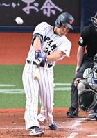 ５回、右翼席にソロ本塁打を放つ吉田