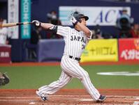 ５回、吉田は右越えに本塁打を放つ（撮影・坂部計介）