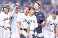 スタンドにあいさつする吉田（中央）ら侍ジャパンナイン（撮影・中田匡峻）