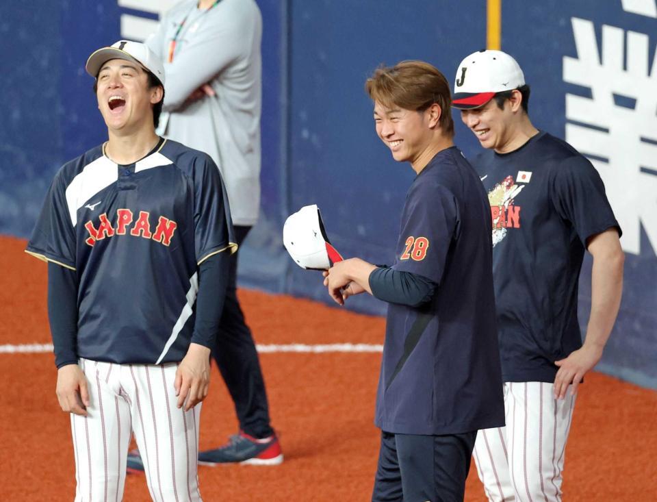 　北山（左）らと談笑する高橋宏（撮影・立川洋一郎）