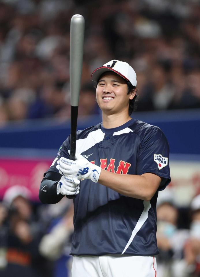 　銀色のバットを手にする大谷（撮影・伊藤笙子）