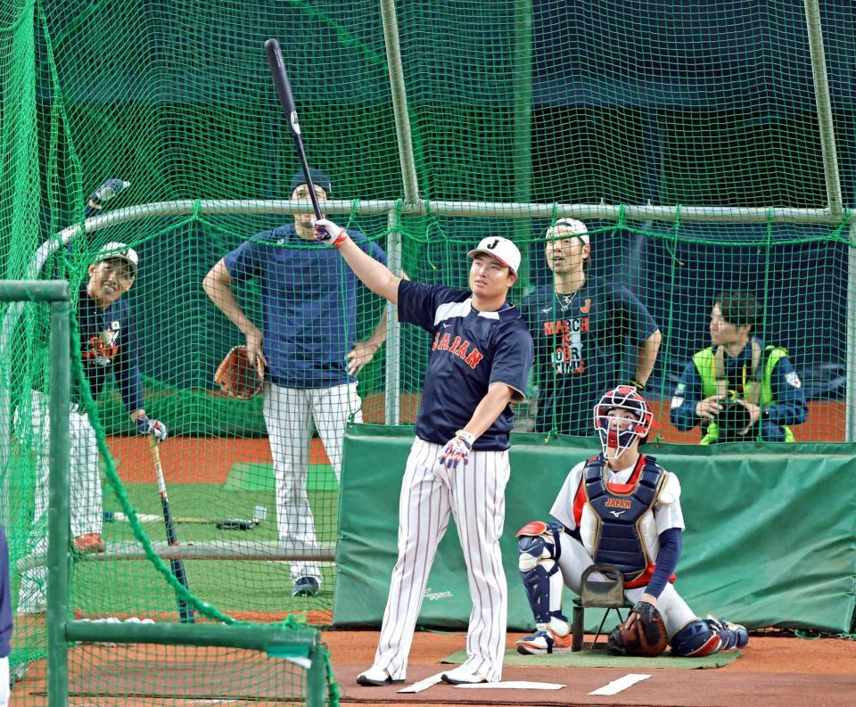 　フリー打撃で大谷（左奥）のバットを使って特大弾を放つ村上（撮影・立川洋一郎）