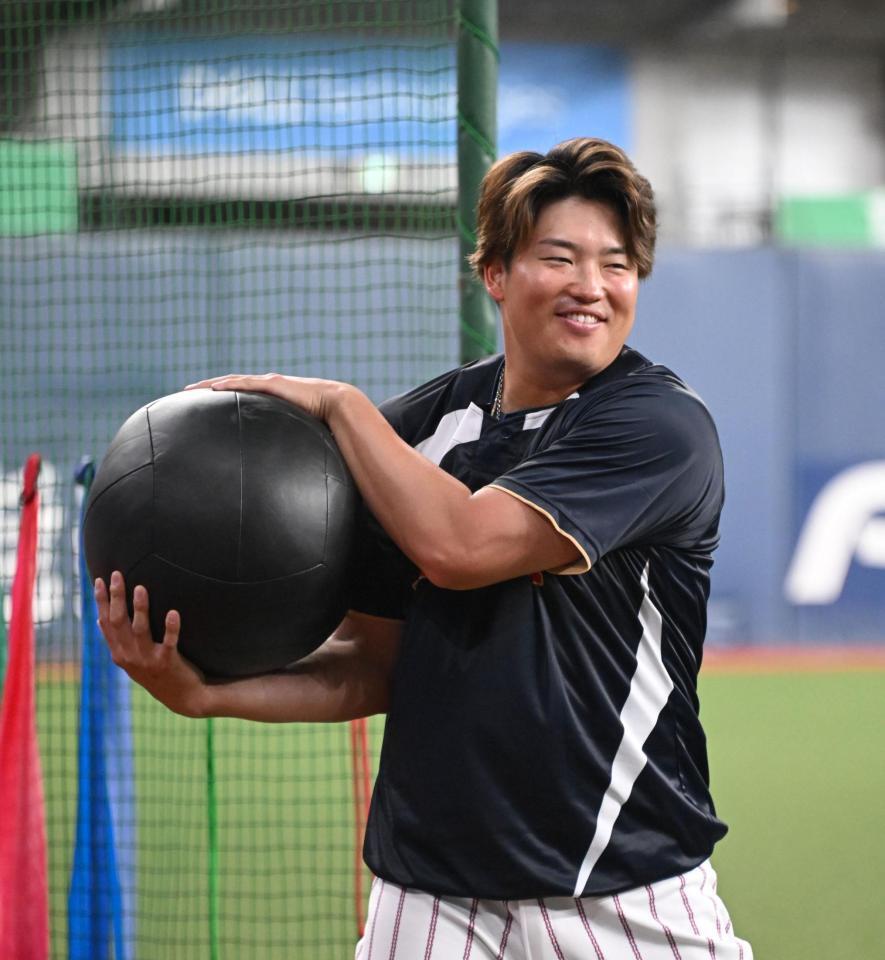 日本代表に合流し、笑顔で体を動かす村上