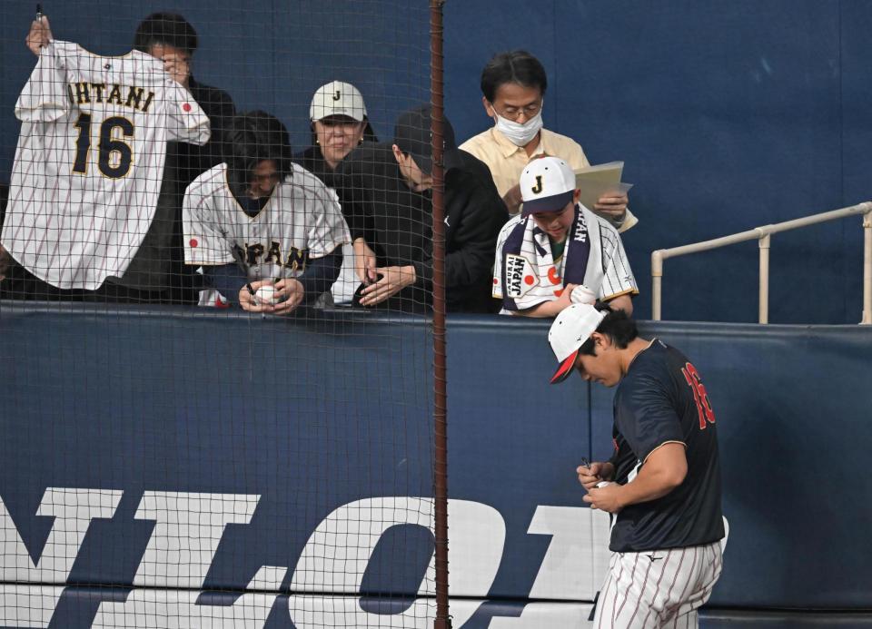 ファンにサインする大谷（撮影・飯室逸平）