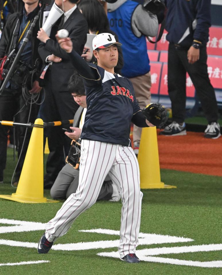 キャッチボールする岡本（撮影・飯室逸平）