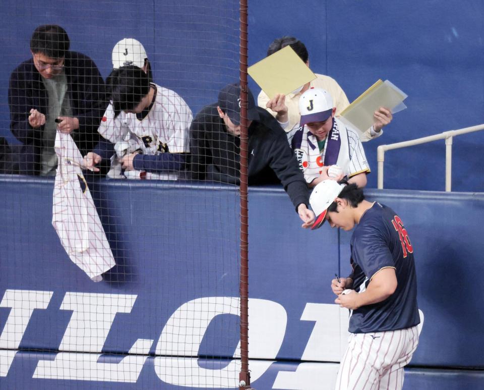 ファンにサインする大谷