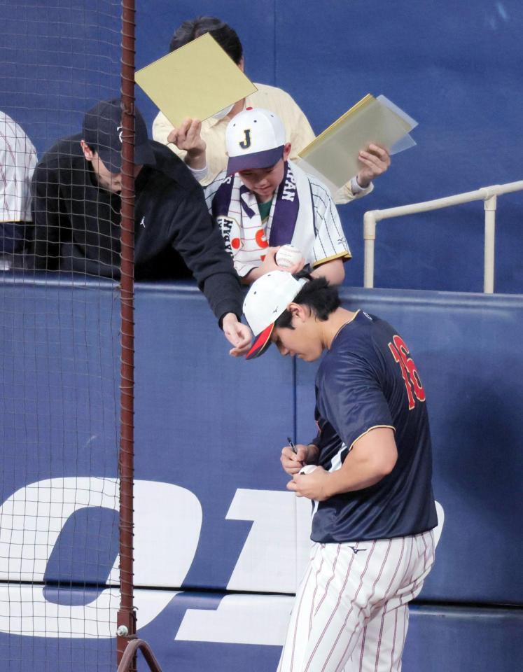 ファンにサインする大谷