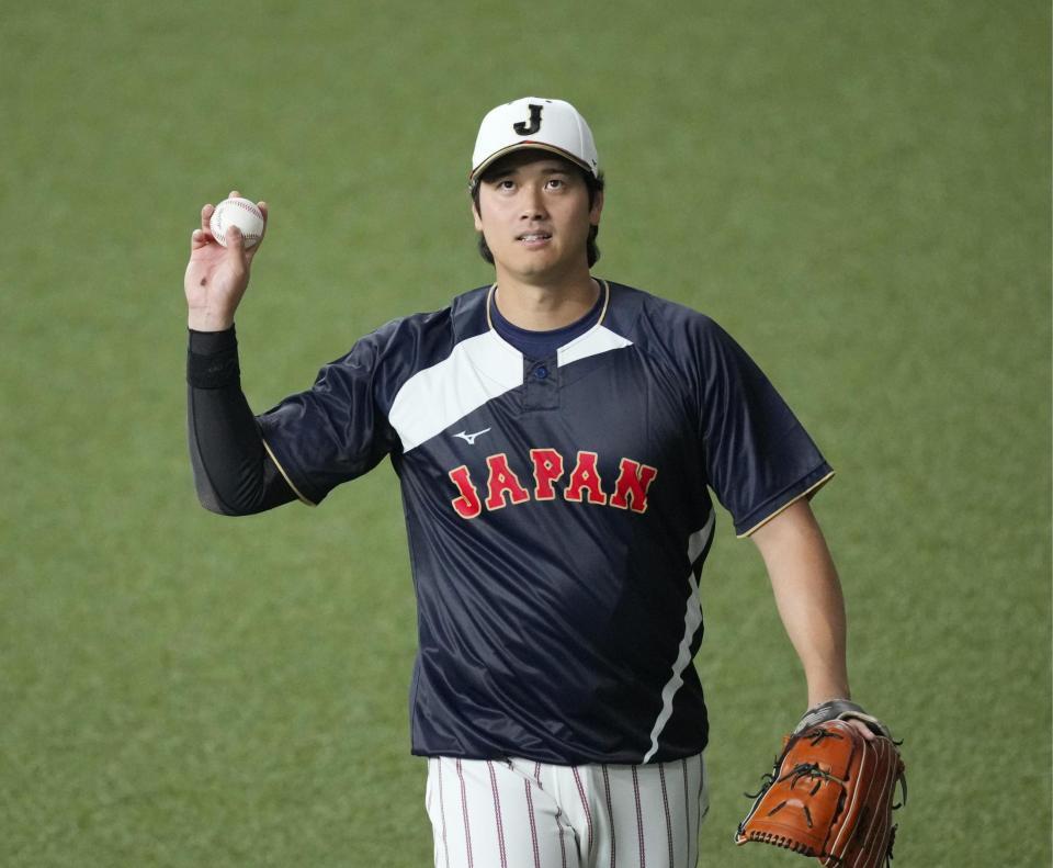 　キャッチボールで調整する大谷