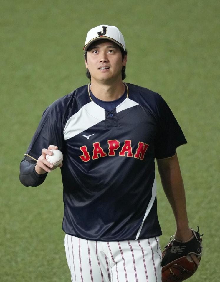 　キャッチボールで調整する大谷