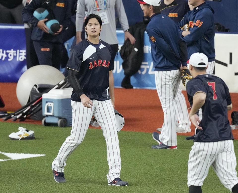 　試合前の練習に臨む大谷