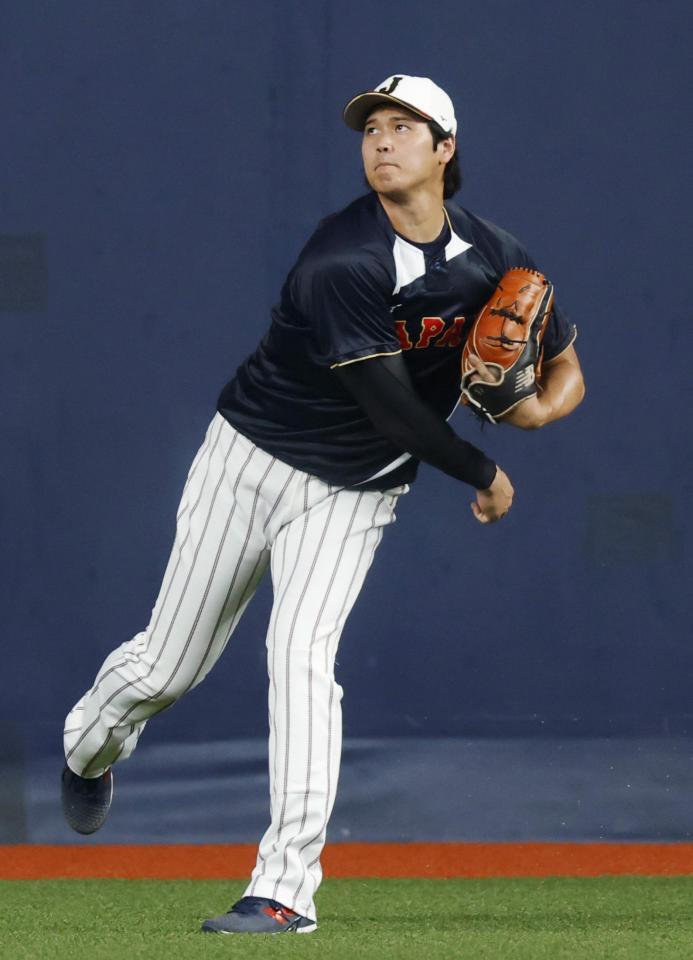 　キャッチボールする大谷