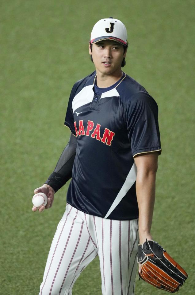 　キャッチボールで調整する大谷