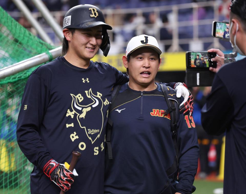 久しぶりの再会に記念撮影をする紅林（左）と宮城（撮影・中田匡峻）