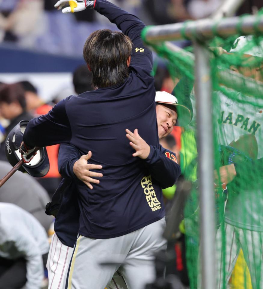 紅林と抱き合う宮城（撮影・坂部計介）