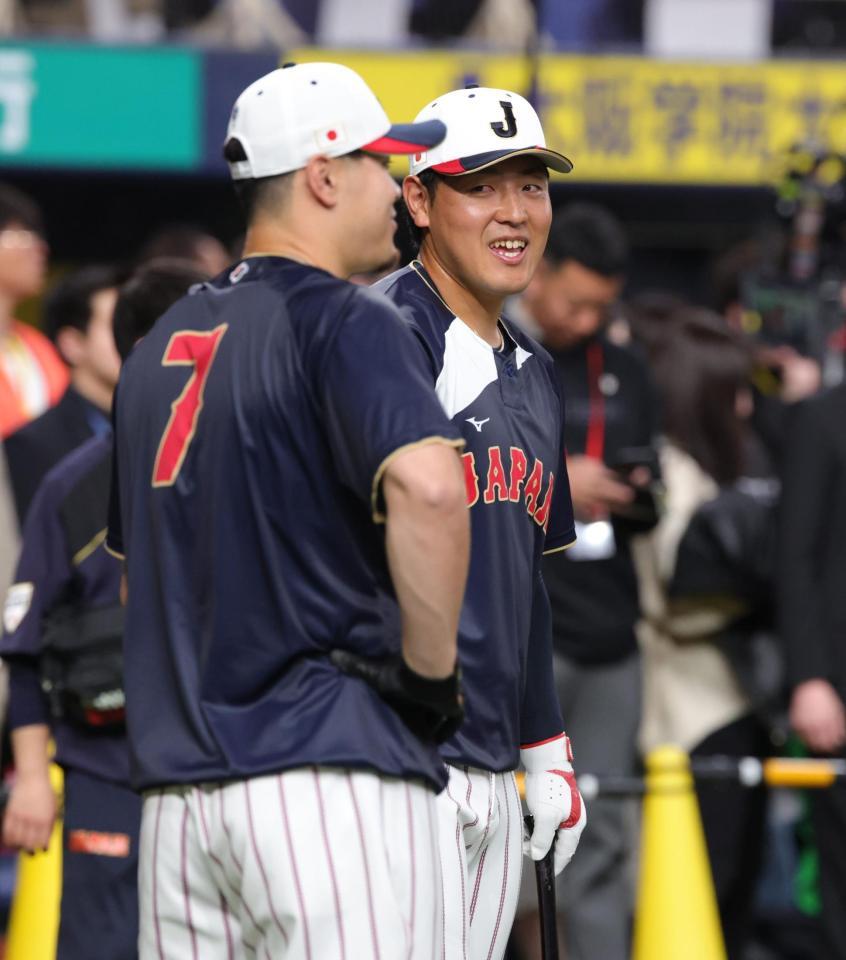 佐藤輝（左）と話す岡本（撮影・坂部計介）