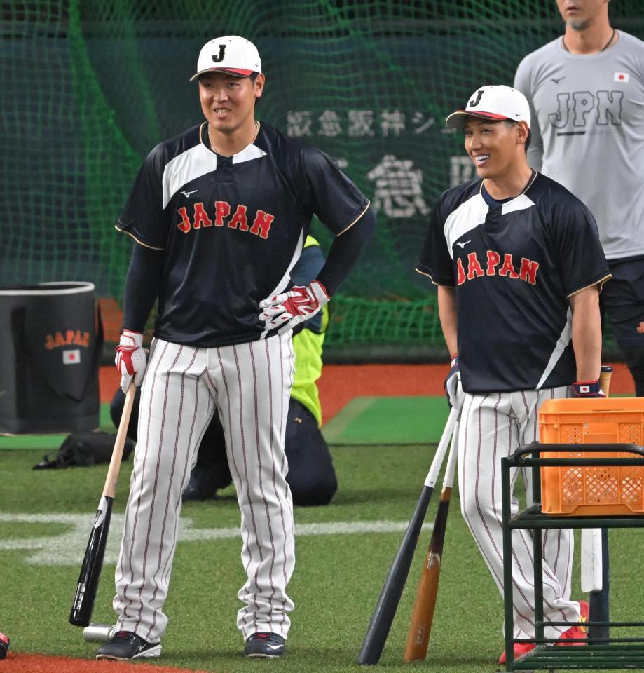 吉田（右）と談笑する岡本（撮影・飯室逸平）