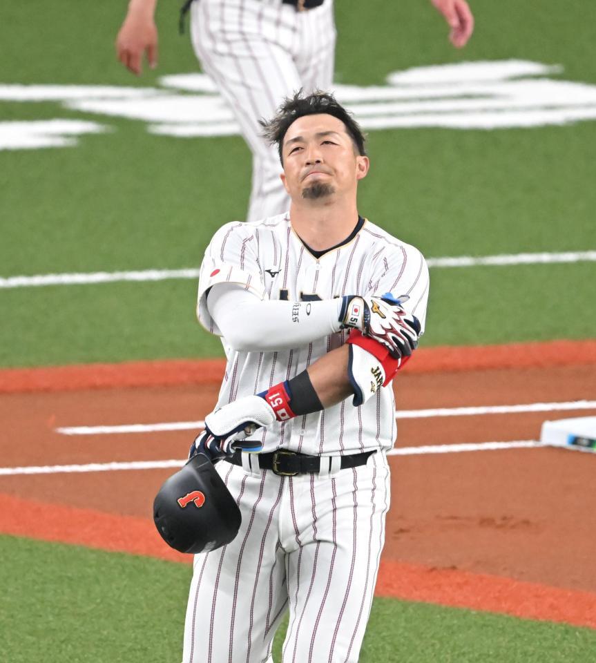 １回、凡退し、悔しがる鈴木（撮影・飯室逸平）