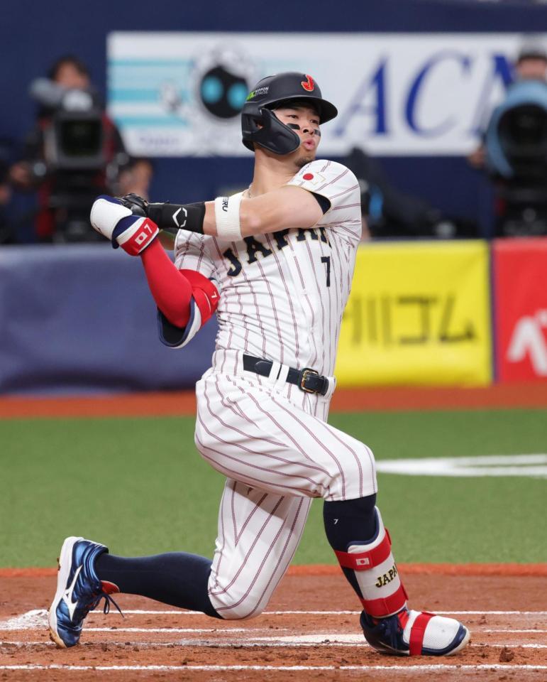 ２回、佐藤輝は空振り三振に倒れる（撮影・坂部計介）