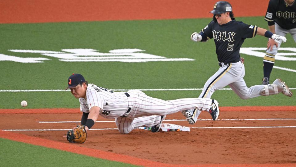 １回、ＤｅＮＡ・牧秀悟の送球がそれ、ホワイトソックス・村上宗隆は捕球できず＝京セラドーム（撮影・飯室逸平）