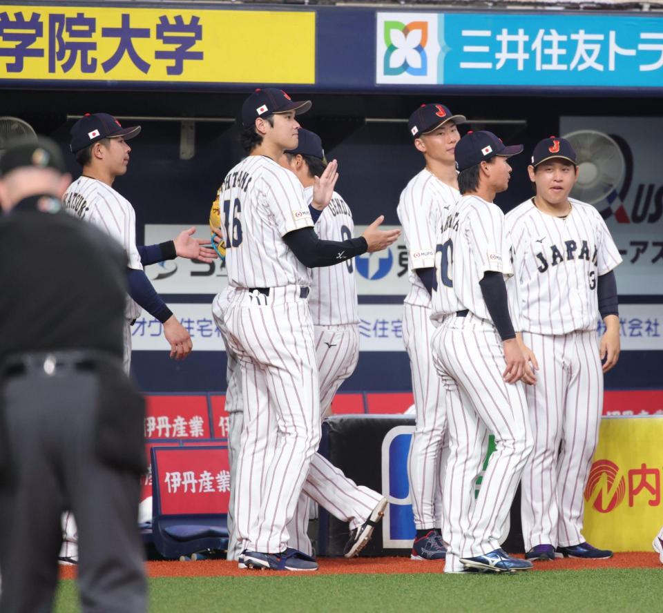 １回、３点を失ったチームを鼓舞する大谷らナイン（撮影・坂部計介）