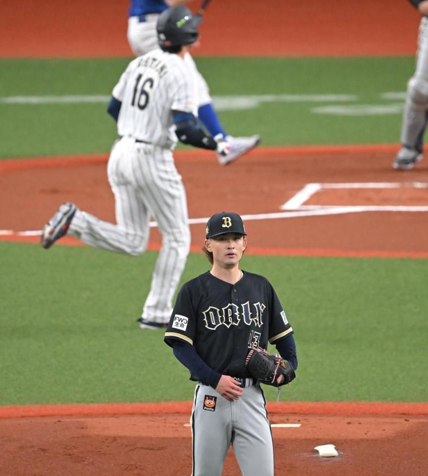 １回、大谷を打ち取るオリックス・寺西（撮影・飯室逸平）