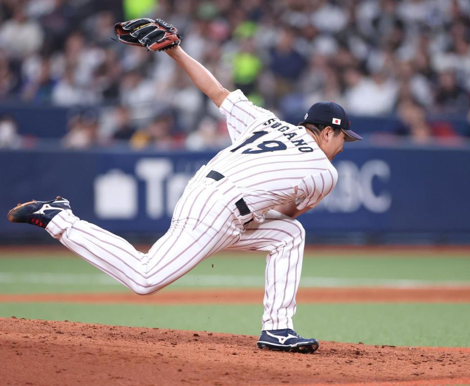 ６回、バランスを崩す菅野（撮影・中田匡峻）