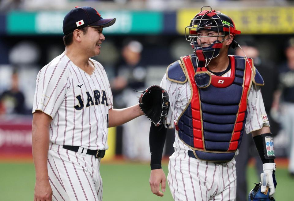 ７回を終え、若月と話しながらベンチに戻る菅野