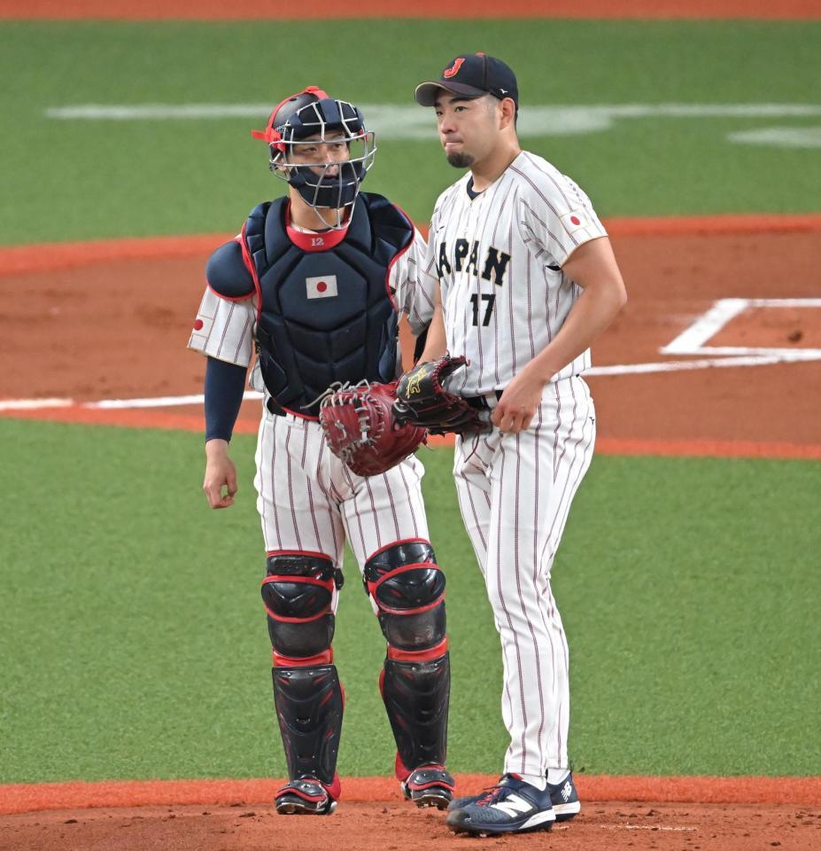 １回、マウンドで話す菊池と坂本（撮影・飯室逸平）